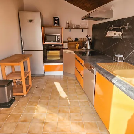 Maison A Avec Vue Sur La Montagne